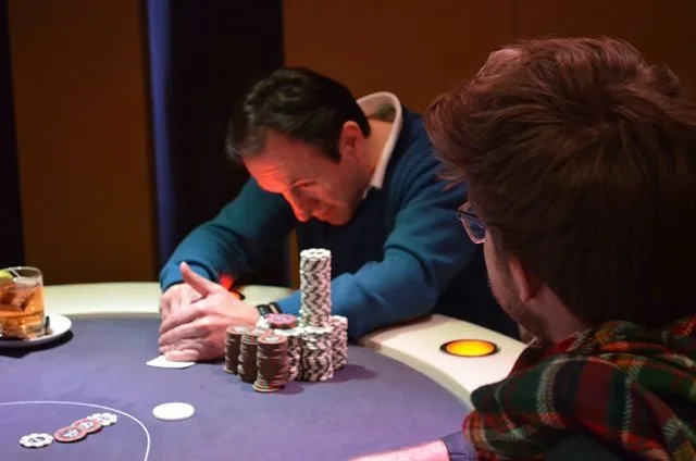Omer Cubukcu kijkt in de kaarten | 2015/03 - Rotterdam Poker Series - 1.000 eu Main Event 